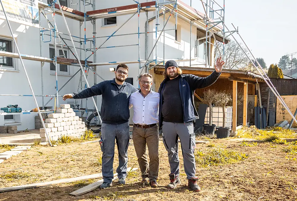 Team der Fischer Service AG vor einer Baustelle