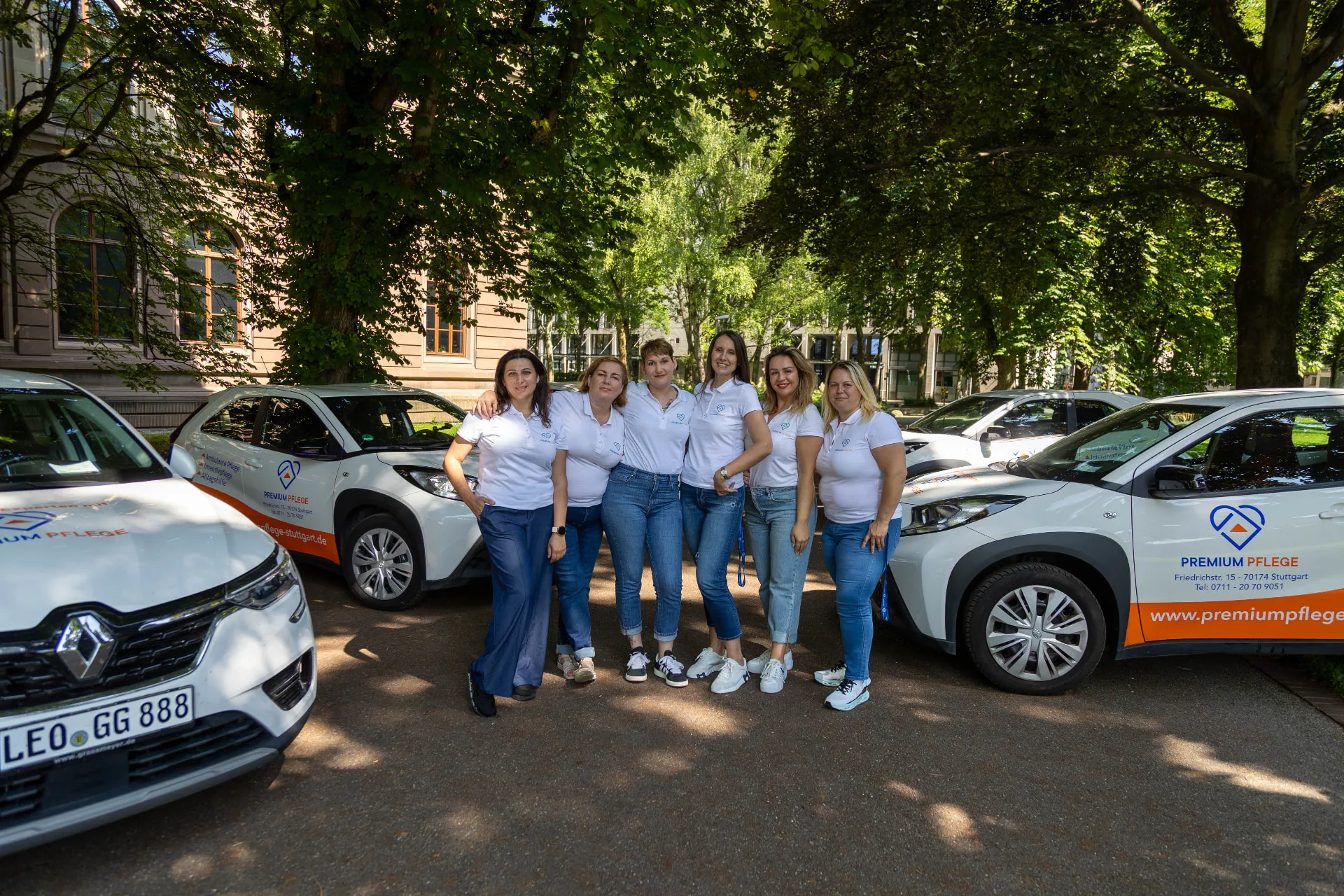 Premium Pflege Team mit Fahrzeugflotte